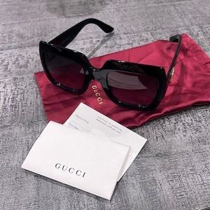 Gucci sunglasses with a Gucci glasses bag and a authenticity certificate card.